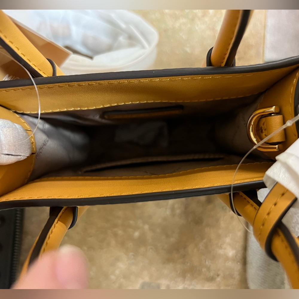 New MICHAEL KORS Mercer Extra-Small Pebbled Leather Crossbody Bag - Picture 4 of 8